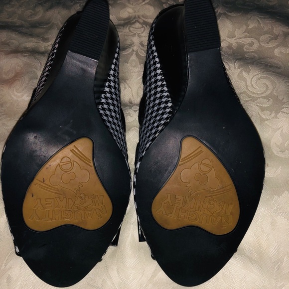 Stylish Comfort: Naughty Monkey Women's Busy Wedge Heels - Picture 7 of 8